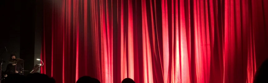 Menonton Teater di Prithvi Theatre, Juhu